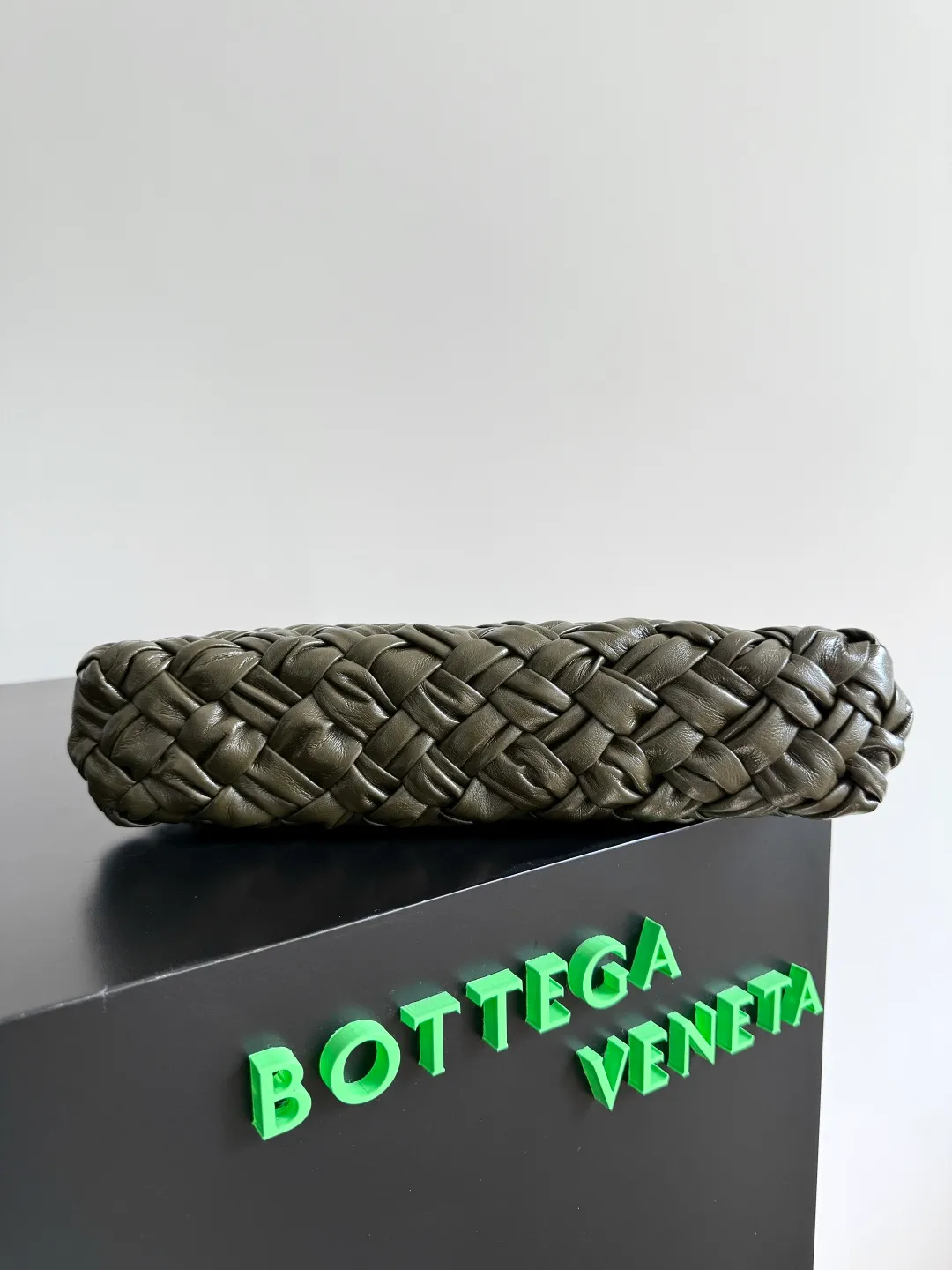Batch 2560 BottegaVeneta's latest Kalimero cha cha fashionable chacha woven handbag, a solid product! This is really not easy to make. The oil-waxed cowhide used requires craftsmen with more than 10 years of experience to produce the effect. The hand-knitting process is very difficult and time-consuming. It is a very heavy-duty product. It has a unique texture and is worth buying. The length of the shoulder straps is also perfectly adjustable. Style number: 785780 Size: 28.5*15*6cm